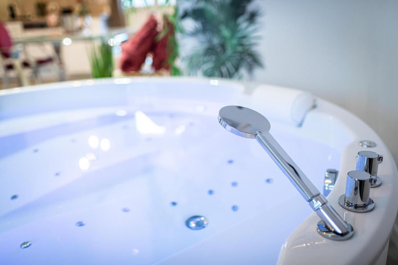 Suite L'Echappee - Maison Romantique - Spa & Sauna Privatif- Pole Dance - Lit Rond Avec Miroir Au Plafond Pezarches Esterno foto